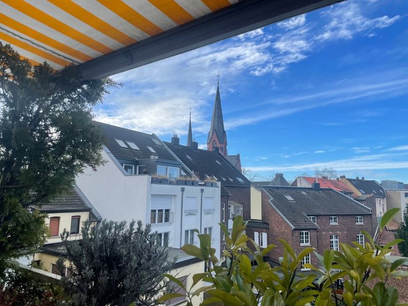 Helle und freundliche Dachgeschoßwohnung mit Sonnenbalkon im Herzen von Benrath